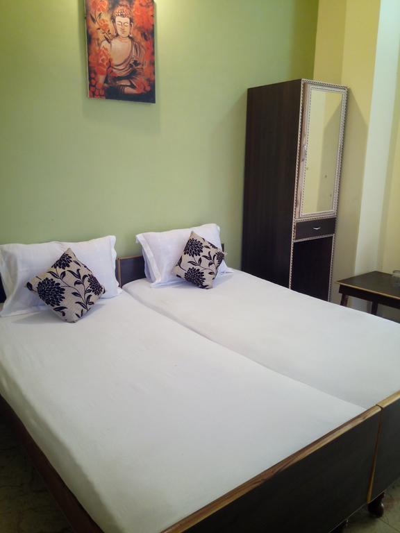 Aanvi Palace Hotel Varanasi Room photo
